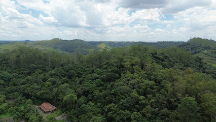 Uma casa em meio à floresta, em São Bernardo do Campo, no estado de São Paulo, Brasil, obtida...