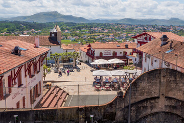 place centrale du village de Bidart avec son Fronton