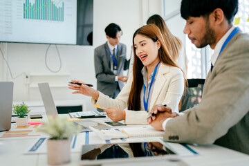 Obraz premium Woman is talking to a man in a suit