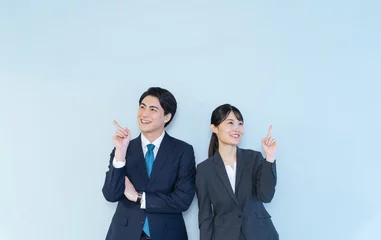 Gordijnen ビジネス、ビジネスパーソン、アイデア、ひらめき、インスピレーション、ラッキー、チャンス、案内、コピースペース、広告、男性、女性、ビジネスマン、ビジネスウーマン、会社員、サラリーマン、企業、人材、想像、考える、期待、希望、イマジネーション、日本人、転職、就職、紹介、指す、ポイント、注意、指摘、指示、指導、ガイド、教える、ナンバーワン、イチオシ、おすすめ、勧める、レッスン、研修、情報、お知らせ、報告、 © metamorworks