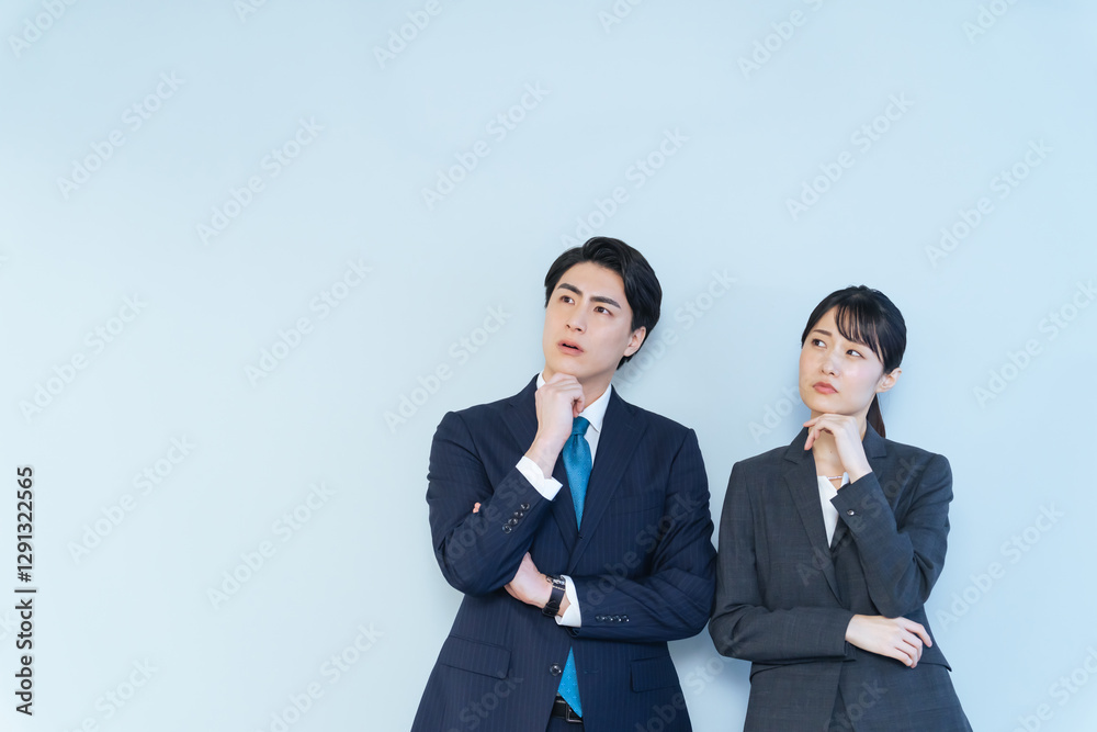 Leinwandbilder 疑問、考える、悩む、ビジネスパーソン、不満、心配、不安、企業、転職、就職、困る、問題、トラブル、同僚、課題、雇用、求人、採用、人材、チームワーク、グループ、将来、経営、アイデア、コピースペース、広告、想像、悩み、憂うつ、ストレス、誤解、落ち込む、がっかり、残念、イライラ、疲労、ブルー、男性、女性、日本人、社会人、氷河期世代、不景気、賃上げ、検討、疑う、不信感、ニュース、人物