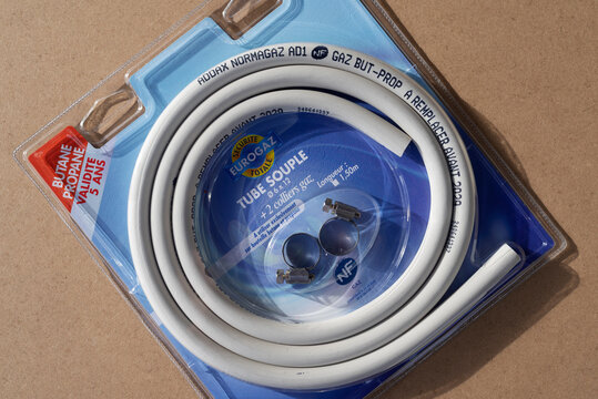 Tube de gaz souple fabriqu&eacute; par la soci&eacute;t&eacute; Addax et distribu&eacute; avec les colliers de serrage par Eurogaz, France