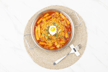 라면과 떡, 채소, 어묵 따위를 넣고 양념을 하여 볶은 음식.
 Stir-fried food made with ramen, rice cakes, vegetables, fish cakes, etc. and seasoned.