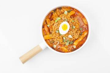 라면과 떡, 채소, 어묵 따위를 넣고 양념을 하여 볶은 음식.
 Stir-fried food made with ramen, rice cakes, vegetables, fish cakes, etc. and seasoned.