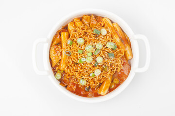 라면과 떡, 채소, 어묵 따위를 넣고 양념을 하여 볶은 음식.
 Stir-fried food made with ramen, rice cakes, vegetables, fish cakes, etc. and seasoned.
