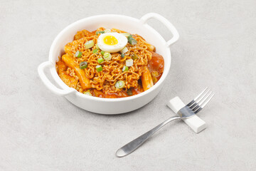 라면과 떡, 채소, 어묵 따위를 넣고 양념을 하여 볶은 음식.
 Stir-fried food made with ramen, rice cakes, vegetables, fish cakes, etc. and seasoned.