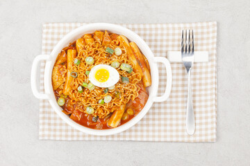 라면과 떡, 채소, 어묵 따위를 넣고 양념을 하여 볶은 음식.
 Stir-fried food made with ramen, rice cakes, vegetables, fish cakes, etc. and seasoned.