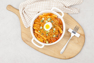 라면과 떡, 채소, 어묵 따위를 넣고 양념을 하여 볶은 음식.
 Stir-fried food made with ramen, rice cakes, vegetables, fish cakes, etc. and seasoned.