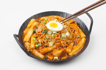 라면과 떡, 채소, 어묵 따위를 넣고 양념을 하여 볶은 음식.
 Stir-fried food made with ramen, rice cakes, vegetables, fish cakes, etc. and seasoned.
