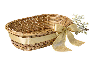 Obraz premium Empty wicker basket with a decorative golden bow on a white background