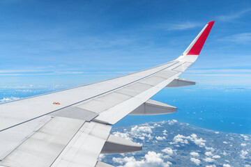 Obraz premium Awesome view of the Earth under the airplane wing