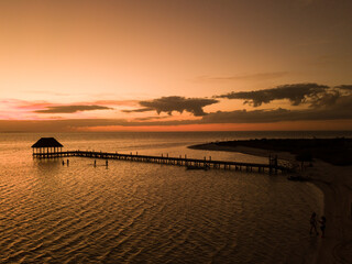 Obraz premium THE PIER OF HOLBOX MEXICO DURING SUNSET