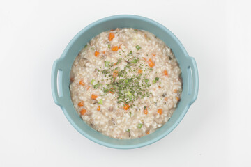  Sun porridge with meat and vegetables. Stir-fry chopped green onions and vegetables, then add rice and fry until golden brown, then add marinated meat and simmer.