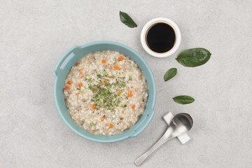  Sun porridge with meat and vegetables. Stir-fry chopped green onions and vegetables, then add rice and fry until golden brown, then add marinated meat and simmer.