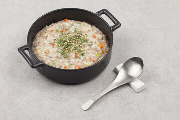  Sun porridge with meat and vegetables. Stir-fry chopped green onions and vegetables, then add rice and fry until golden brown, then add marinated meat and simmer.