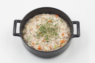  Sun porridge with meat and vegetables. Stir-fry chopped green onions and vegetables, then add rice and fry until golden brown, then add marinated meat and simmer.