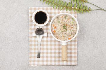  Sun porridge with meat and vegetables. Stir-fry chopped green onions and vegetables, then add rice...