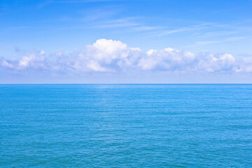 Obraz premium Calm sea with clouds on the horizon - Looks like a huge blue out