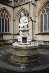 Obraz premium Statue outside old church