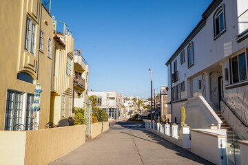 Beach front houses and surrounding landmarks and real estate in Redondo Beach, CA 