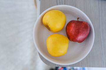 Red and yellow apples in a bowl