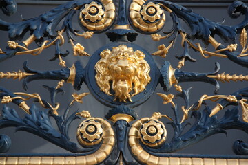 Grille de balcon ouvragée en fer forgé