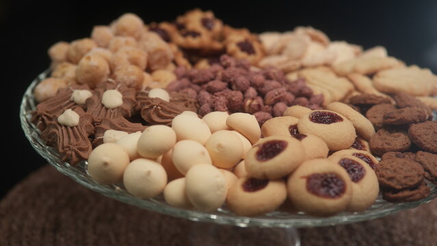 Bandeja com petit fours, biscoitos e cookies amanteigados.