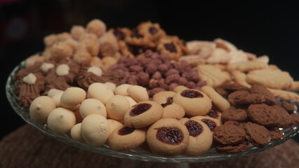Bandeja com petit fours, biscoitos e cookies amanteigados.