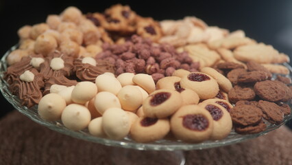 Bandeja com petit fours, biscoitos e cookies amanteigados.