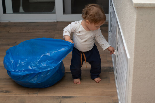 Baby takes the trash out - Sharing of household responsibilities