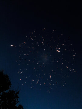 fuego artificiales sobre la noche en una ciudad 