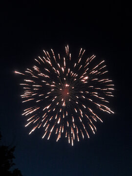 fuego artificiales sobre la noche en una ciudad 