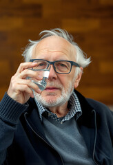 Senior mit Wasserglas