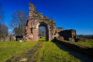 Klosterruine W&ouml;rschweiler mit dem Rest des zerst&ouml;rten Kirchenportals und der sichtbaren Jacobsmuschel auf dem Weg davor.