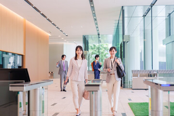 オフィスに出社する女性社員