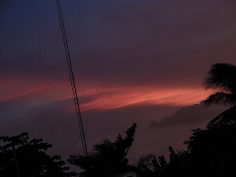 atardecer con rayos de luz sobre las nubes con tonos morados 