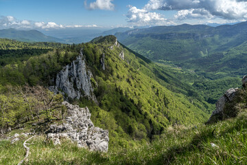 Obraz premium Randonnée au Roc de Toulau au printemps, vue sur la crête de Comblezine,massif du Vercors, Drôme, Alpes