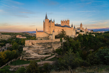 Obraz premium Sunset on the Alcázar of Segovia, a medieval castle built on a rocky crag in Castile and León, Spain