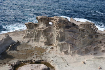 La costa di Punta Argentina e la sua torre costiera