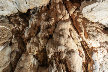 parete formata da antiche colate e concrezioni di minerali all'interno di una cavità naturale