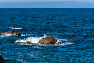 Naklejka premium rock and surf on the sea