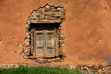 Ventana antigua medio en ruinas de un pueblo