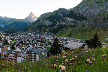 Sonnenuntergang über Zermatt mit Matterhorn Berg in den Schweizer Alpen Wallis