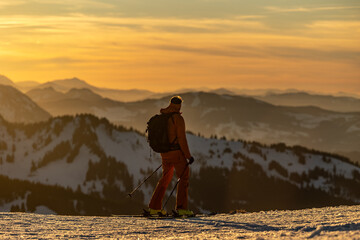 Sonnenuntergang bei Ski-Tour