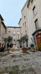 TOURRETTES-SUR-LOUP (Alpes-Maritimes)