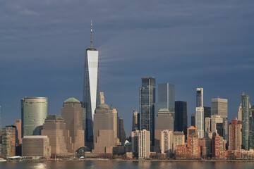 Obraz premium The light of the setting sun reflects off the WTC.