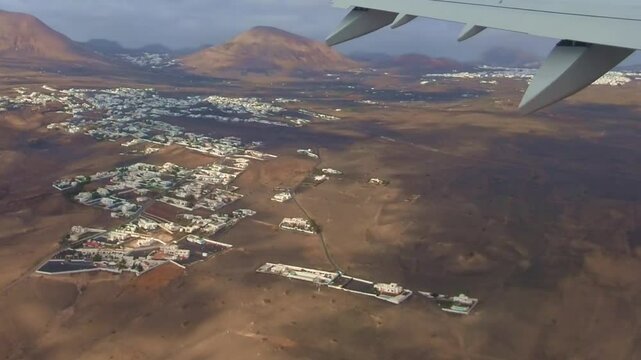 im Flugzeug &uuml;ber Lanzarote, Kanaren, Wolkenmeer, Horizont, Aussicht, Reise, Urlaub, blauer Himmel, Luftaufnahme, Tragfl&auml;che, hoch, Luftfahrt, Verkehr