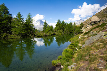 Matterhorn mit Grindjisee Reflektor in Zermatt in der Schweiz in den Alpen 