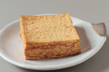 皿にのった厚揚げ