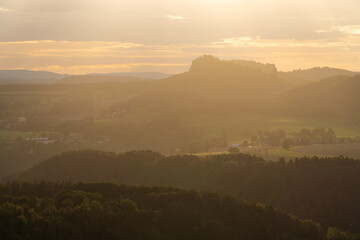 Sonnenuntergang im Nationalpark Sächsische Schweiz mit Blick auf Sandstein Tafelberge